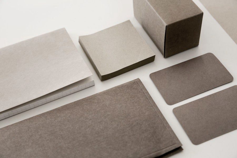 Unbedruckte Drucksachen aus Naturpapier: Broschüre, Notizblock, Karton und Kärtchen
