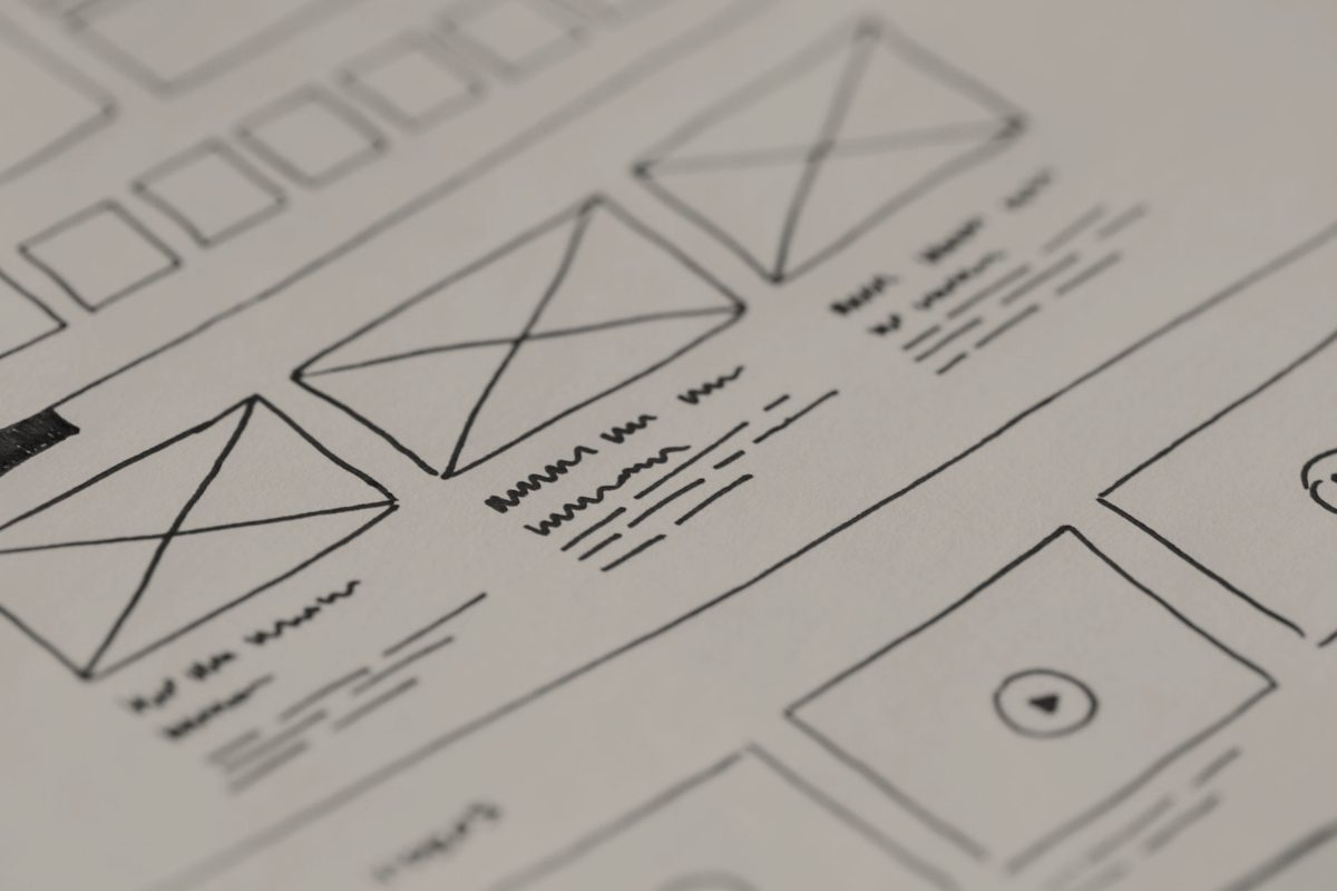 Handgezeichnete Wireframe-Skizzen einer Website auf Papier