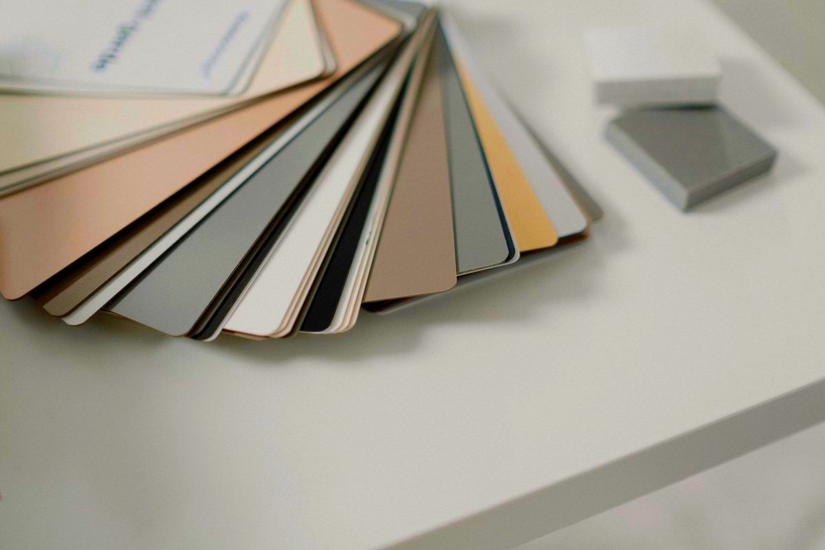 Aufgefächerte Material- und Farbmuster in Beige-, Grau- und Sandtönen